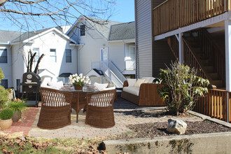 272 Valley Rd, Unit 2 in Cos Cob, CT - Foto de edificio - Building Photo