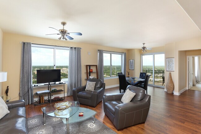 215 Center St, Unit 1205 in San Antonio, TX - Foto de edificio - Building Photo