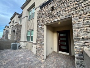 337 Laurel Peak Dr in Henderson, NV - Building Photo - Building Photo
