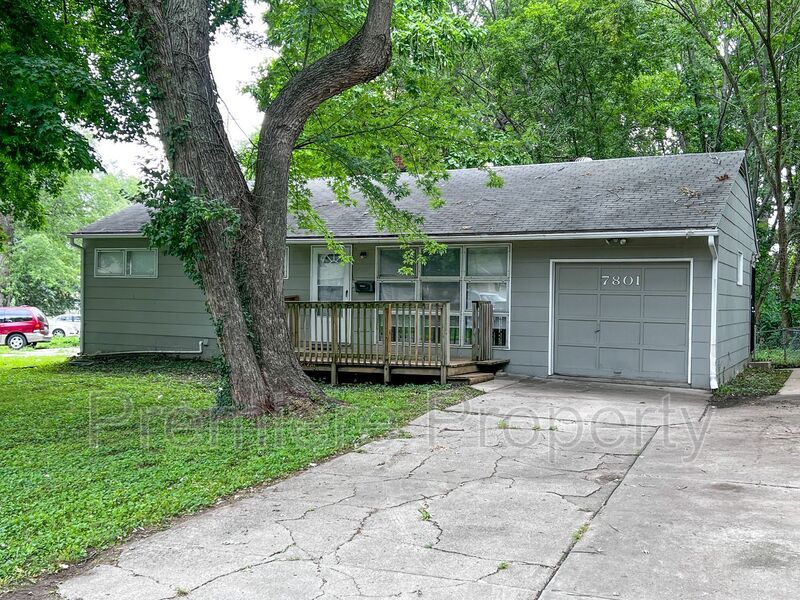 7801 Ruskin Way in Kansas City, MO - Building Photo