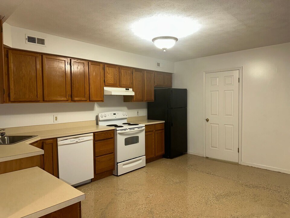 215 S Eaton St in Baltimore, MD - Building Photo