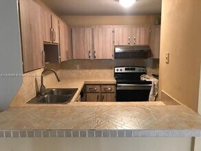 6960 Miami Gardens Dr in Hialeah, FL - Building Photo - Building Photo