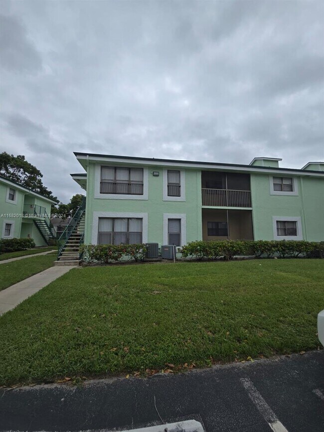 4086 N Pine Island Rd in Sunrise, FL - Building Photo - Building Photo