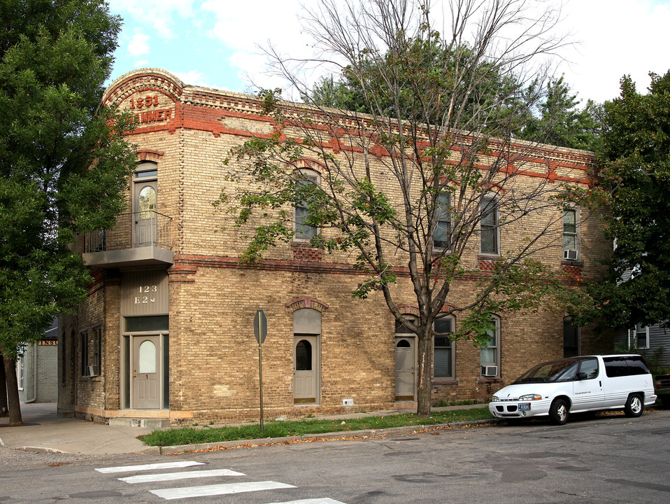 123 2nd St E in Chaska, MN - Foto de edificio