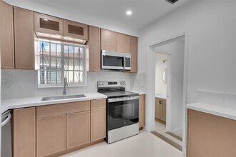 330 SW 48th Ave in Miami, FL - Foto de edificio - Building Photo