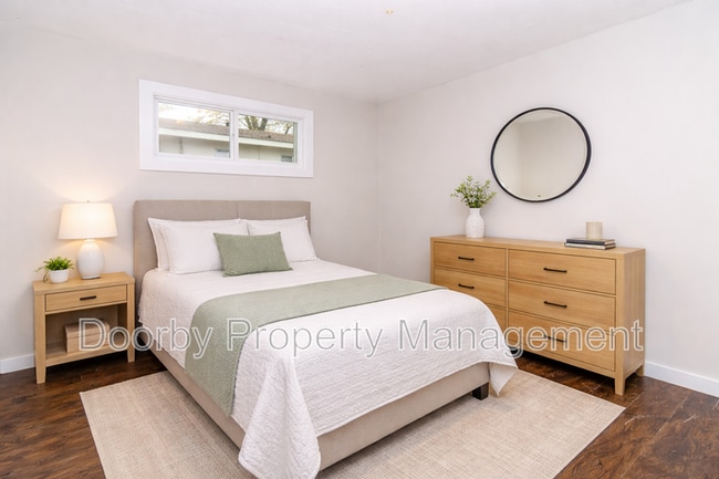 property at 1104 N Hawthorne St