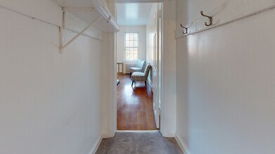 4034 Calvert St NW, Unit Apt 1 in Washington, DC - Foto de edificio - Building Photo