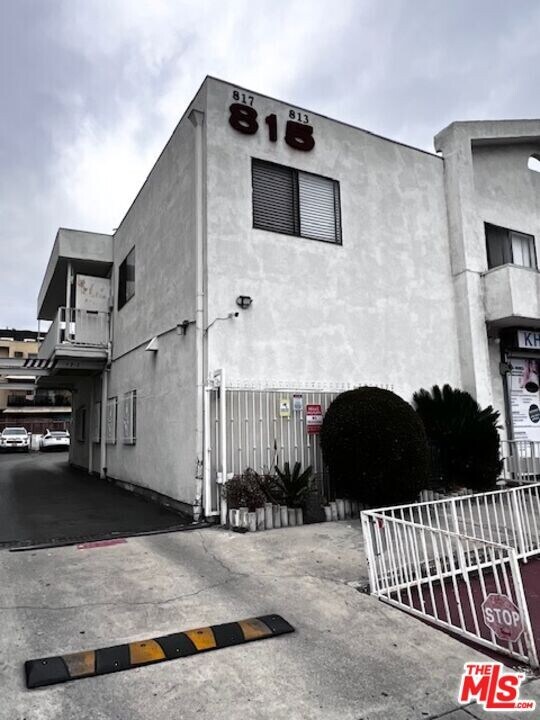 817 S Ardmore Ave in Los Angeles, CA - Foto de edificio