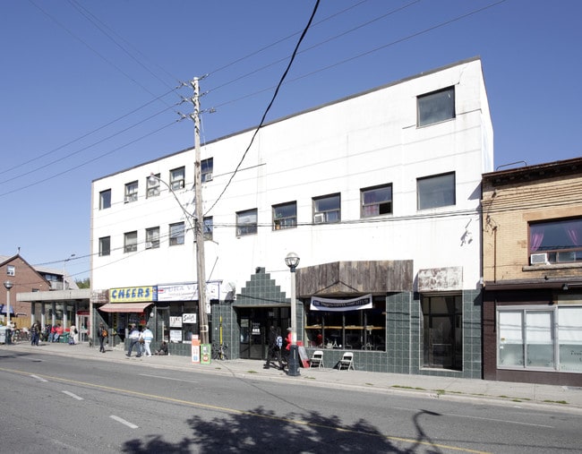 685 Lansdowne Ave in Toronto, ON - Building Photo - Building Photo