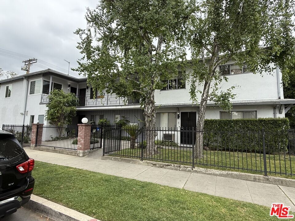 11500 Riverside Dr in Los Angeles, CA - Building Photo