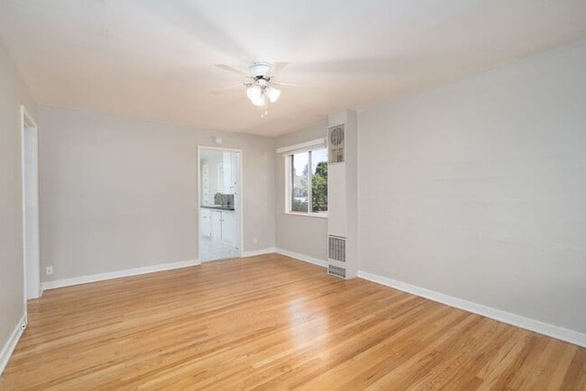 property at 904 W 21st St