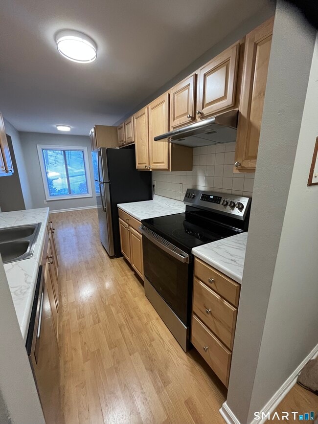 85 Woodsedge Dr in Newington, CT - Building Photo - Building Photo