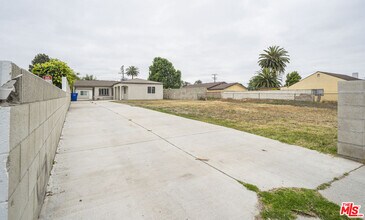 322 W 122nd St in Los Angeles, CA - Foto de edificio - Building Photo