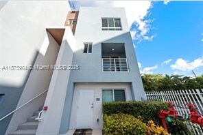 2555 NE 193rd St, Unit 2201 in Miami, FL - Building Photo