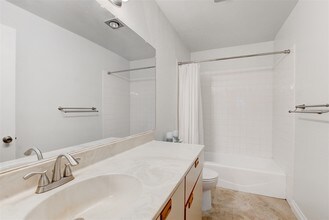 8338 Regents Rd, Unit 1Q in San Diego, CA - Foto de edificio - Building Photo