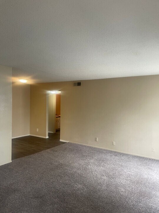 2421 E 55th Pl in Tulsa, OK - Building Photo