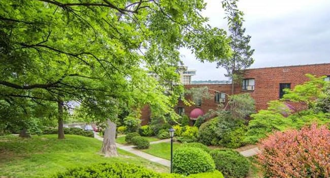1577 N Colonial Terrace in Arlington, VA - Building Photo - Building Photo