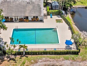 721 N Pine Island Rd in Plantation, FL - Building Photo - Building Photo