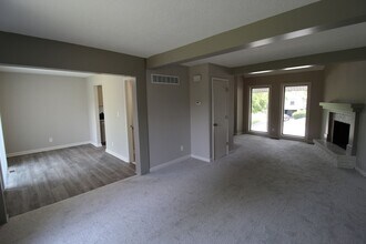 9328 W 49th St in Shawnee, KS - Building Photo - Building Photo