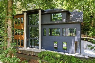 4250 Carmain Dr NE in Atlanta, GA - Building Photo