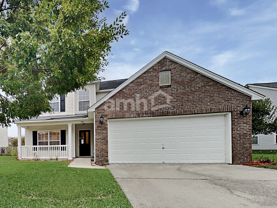 303 Waylon Dr in Summerville, SC - Building Photo