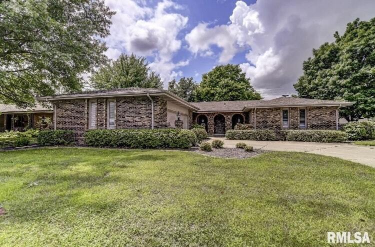 2901 Interlacken Dr in Springfield, IL - Building Photo