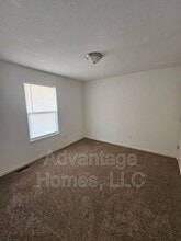 801 Johnson Cir in Pleasant Hill, MO - Foto de edificio - Building Photo