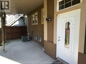 330 Elliott St W in Windsor, ON - Foto de edificio - Building Photo