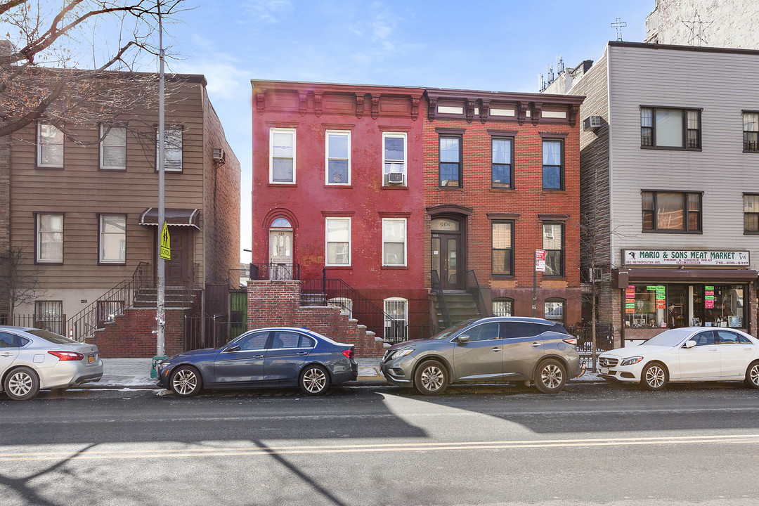 668 Metropolitan Ave in Brooklyn, NY - Building Photo