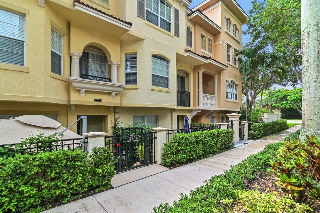 11750 Valencia Gardens Ave in Palm Beach Gardens, FL - Building Photo