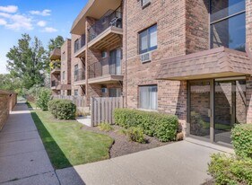 101 E Central Rd in Glenview, IL - Building Photo