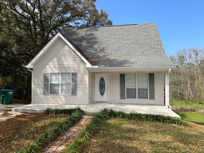 property at 13 Fleetwood Pl