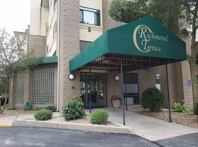 400 N Richmond St, Unit 210 in Appleton, WI - Foto de edificio - Building Photo