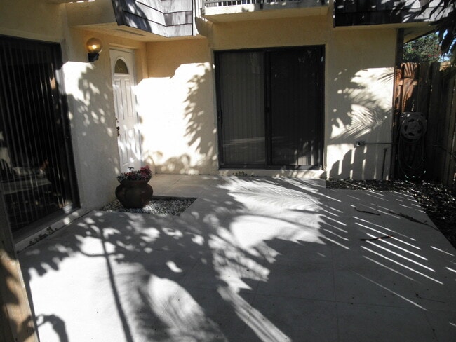 153 Woodland Rd in Palm Springs, FL - Foto de edificio - Building Photo