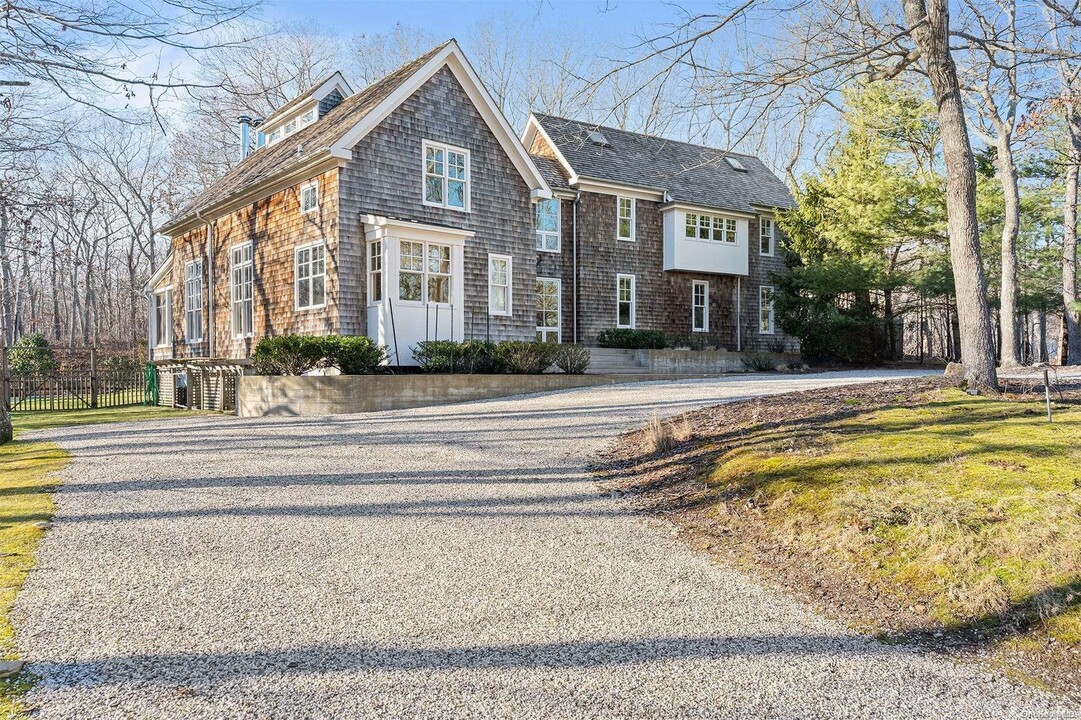 81 N Woods Ln in East Hampton, NY - Building Photo