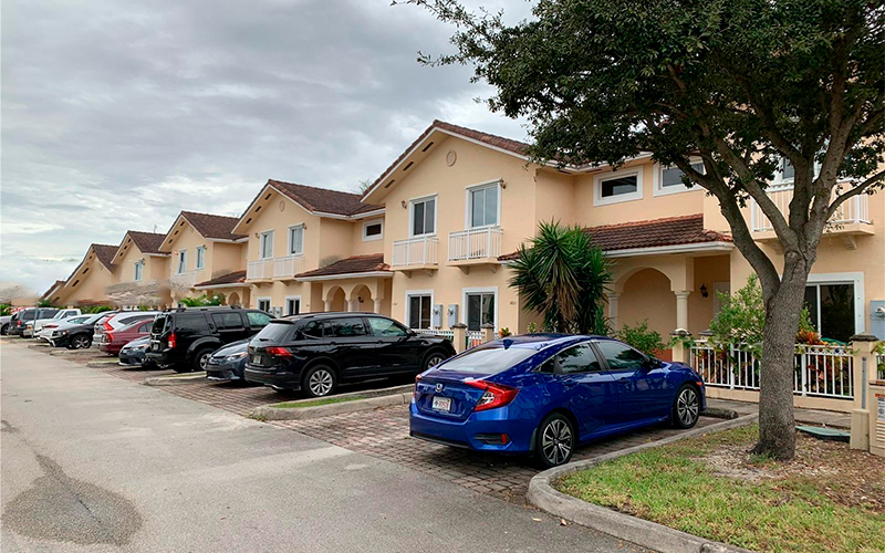 17927 NW 74th Path in Hialeah, FL - Foto de edificio