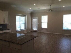 609 W Carpenter St in Decatur, TX - Foto de edificio - Building Photo