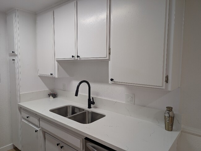 11007 Hartsook St in Los Angeles, CA - Foto de edificio - Building Photo