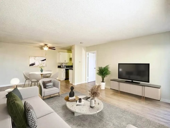 7301 Florence Ave in Downey, CA - Building Photo - Building Photo