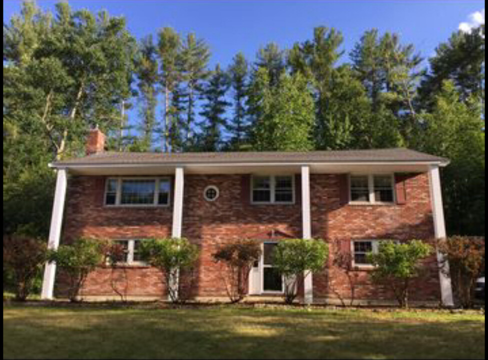 22 Crestwood Rd in Windham, NH - Building Photo