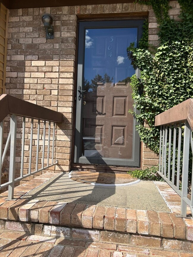 304 Merrywood Dr in Edison, NJ - Building Photo - Building Photo