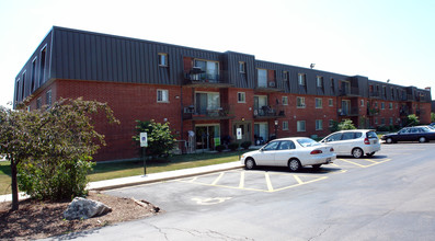 Fairway Greens Apartments in Wheeling, IL - Building Photo - Building Photo