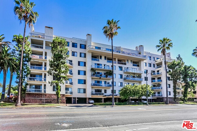 property at 4460 Wilshire Blvd