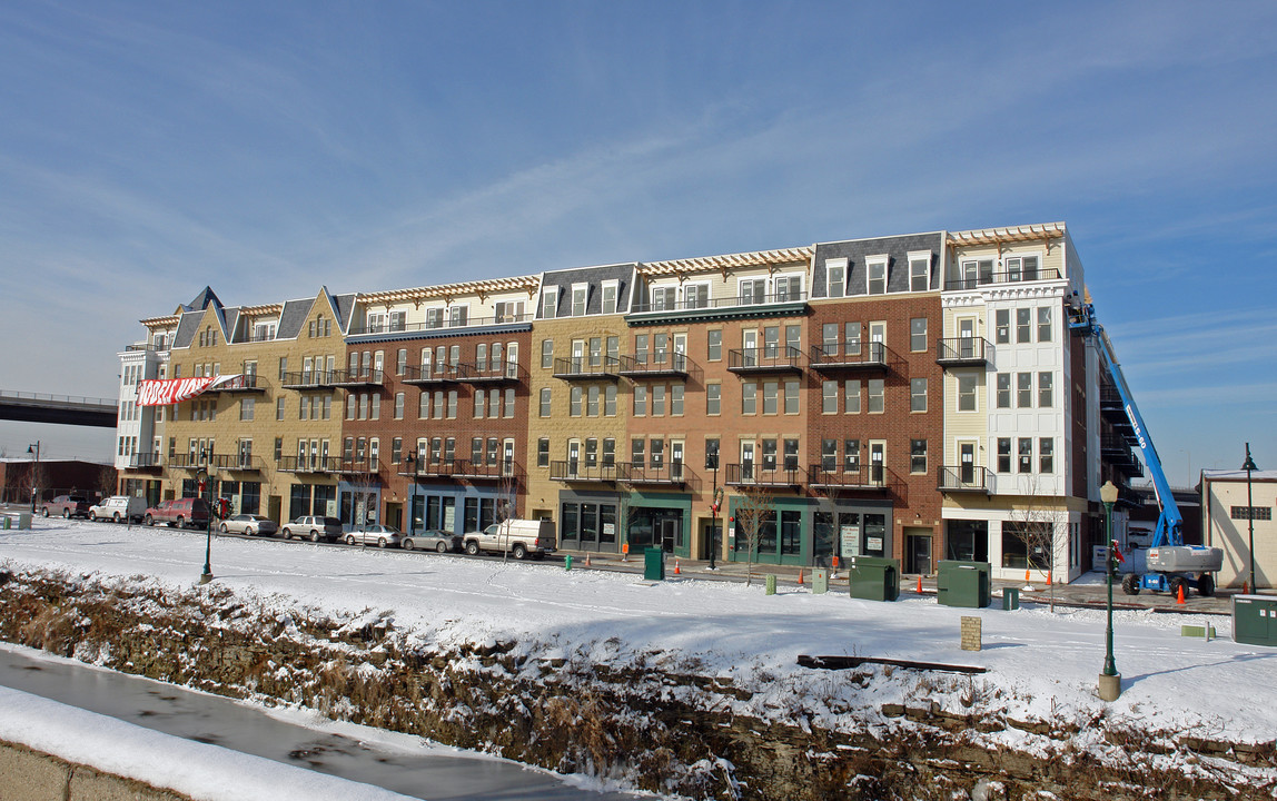 Front Street Lofts in Lemont, IL - Foto de edificio