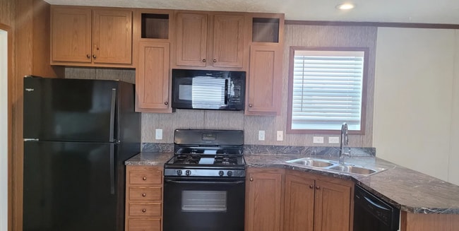 300 Hunt Club Dr in Grand Blanc, MI - Foto de edificio - Building Photo