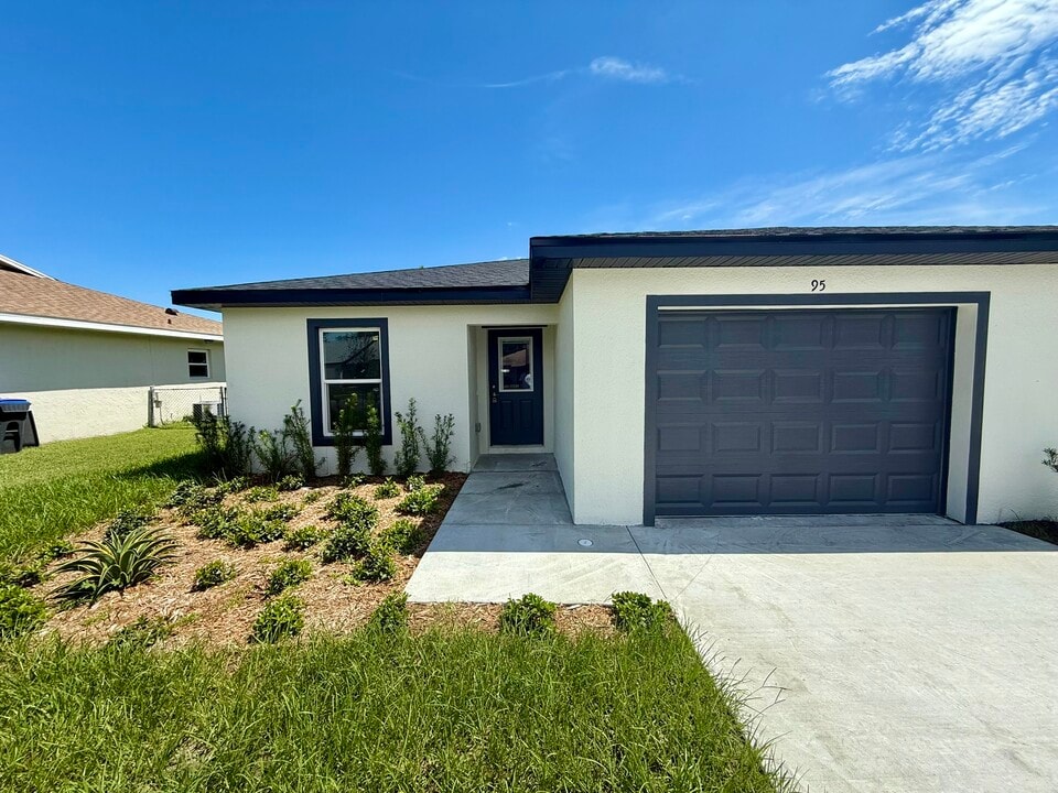 95 W Towne Pl in Titusville, FL - Building Photo