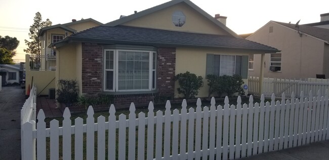 2242 Mira Vista Ave, Unit Front in Montrose, CA - Building Photo - Building Photo