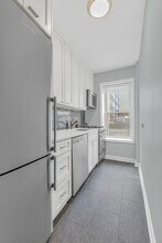 305 W 52nd St in New York, NY - Building Photo - Building Photo