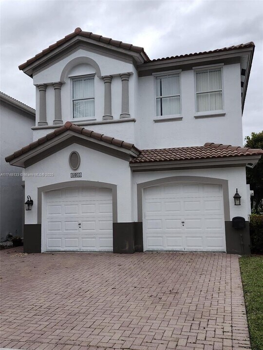 8465 NW 108th Path in Doral, FL - Foto de edificio