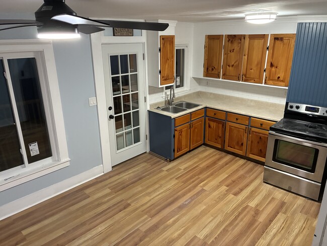 30 Converse St, Unit Beautiful apartment in Stafford Springs, CT - Foto de edificio - Building Photo